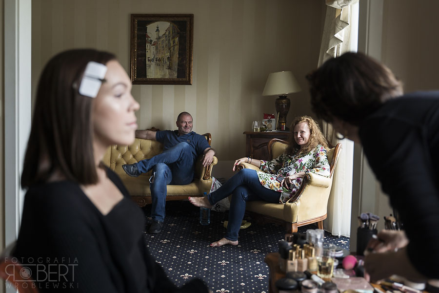 Panna Młoda przy oknie w Pałacyku Otrębusy