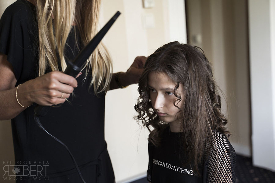 Portret Asi z uśmiechem przed ceremonią