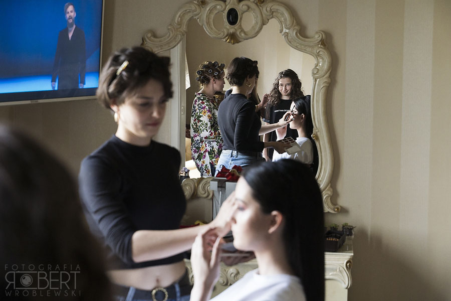 Pocałunek Pary Młodej w trakcie przygotowań