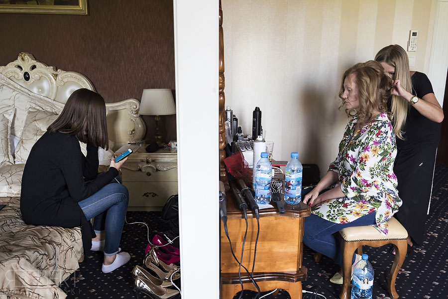 Panna Młoda schodząca po schodach w Pałacyku Otrębusy