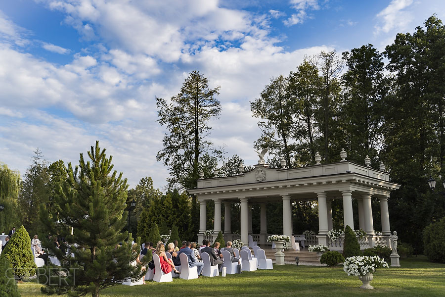 Ślub w ogrodzie Pałacyku Otrębusy – widok na altanę