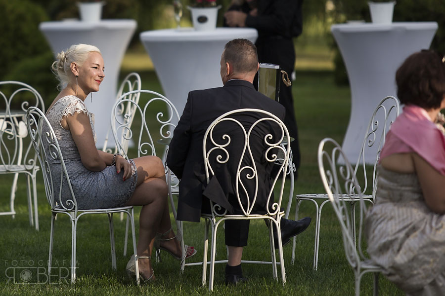 Dzieci w trakcie ceremonii ślubnej