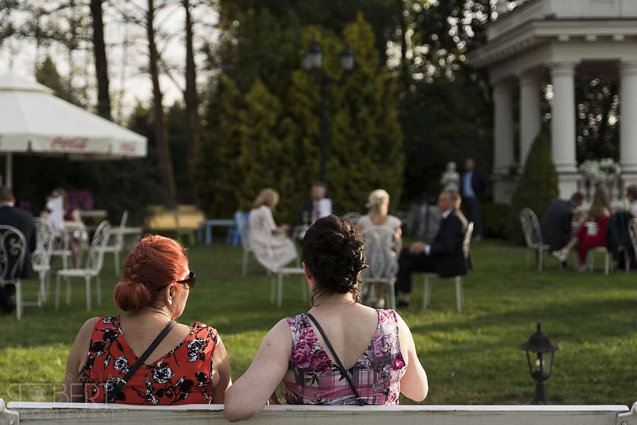 Uśmiechy w trakcie ceremonii w ogrodzie