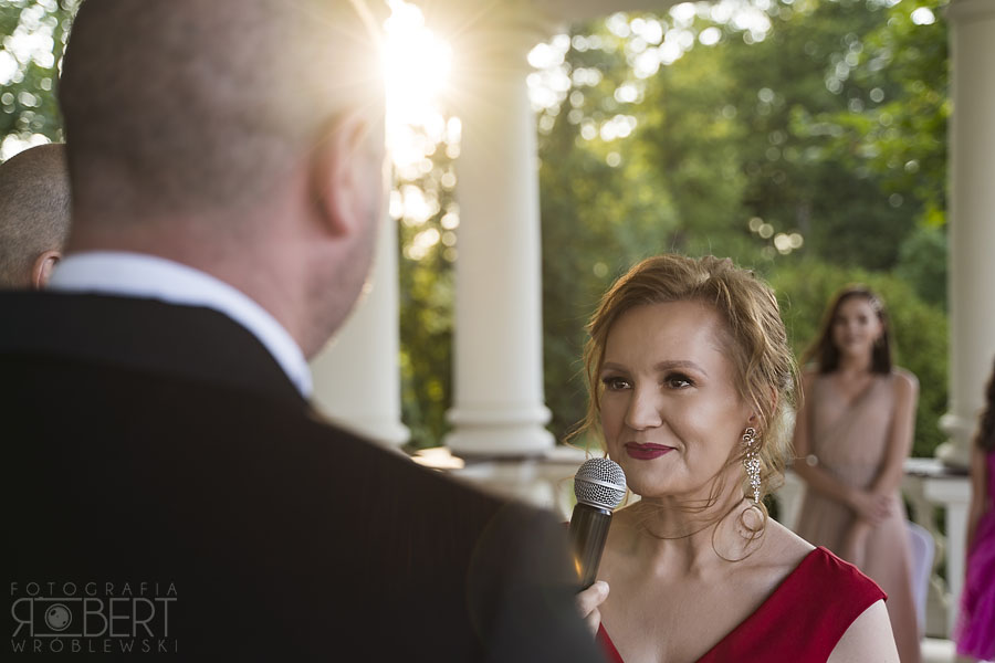 Mąż całuje Asię w policzek