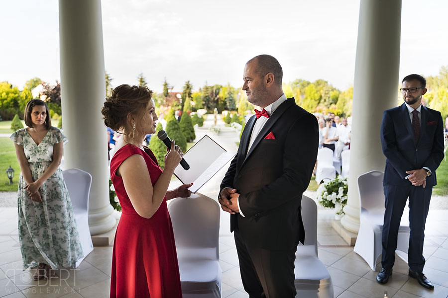 Przysięga ślubna w ogrodzie Pałacyku Otrębusy