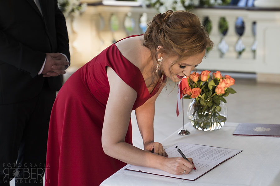 Uśmiechnięta Panna Młoda przy ołtarzu