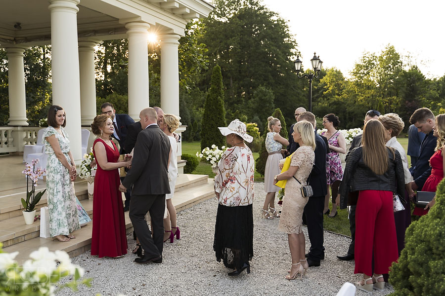 Zdjęcia pamiątkowe na schodach Pałacyku Otrębusy