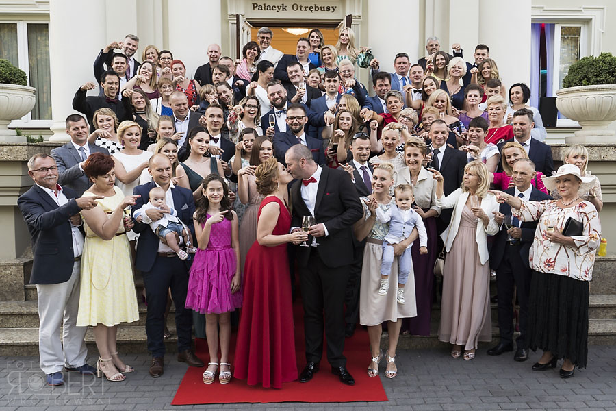 Pamiątkowe zdjęcie grupowe na schodach Pałacyku Otrębusy