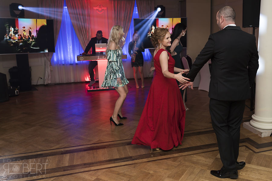 Asia i Romek bawią się z gośćmi