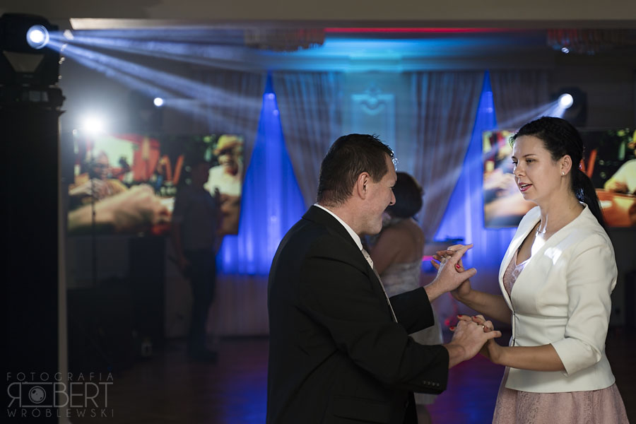 Asia i Romek w trakcie tańca