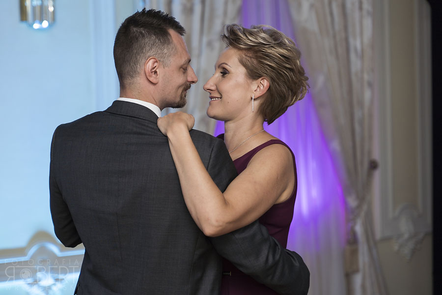 Ujęcie z bliska na parę tańczącą