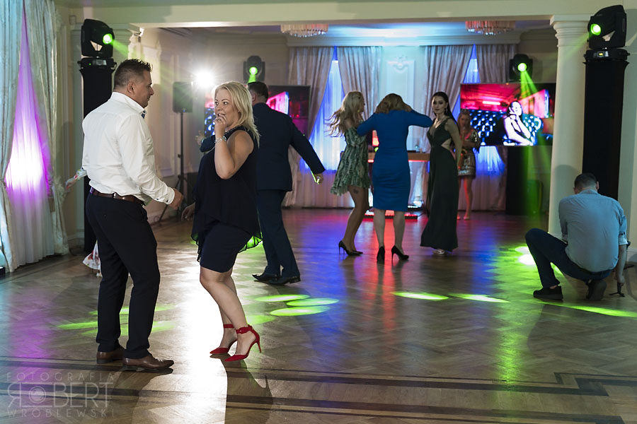 Asia i Romek w tłumie tańczących gości