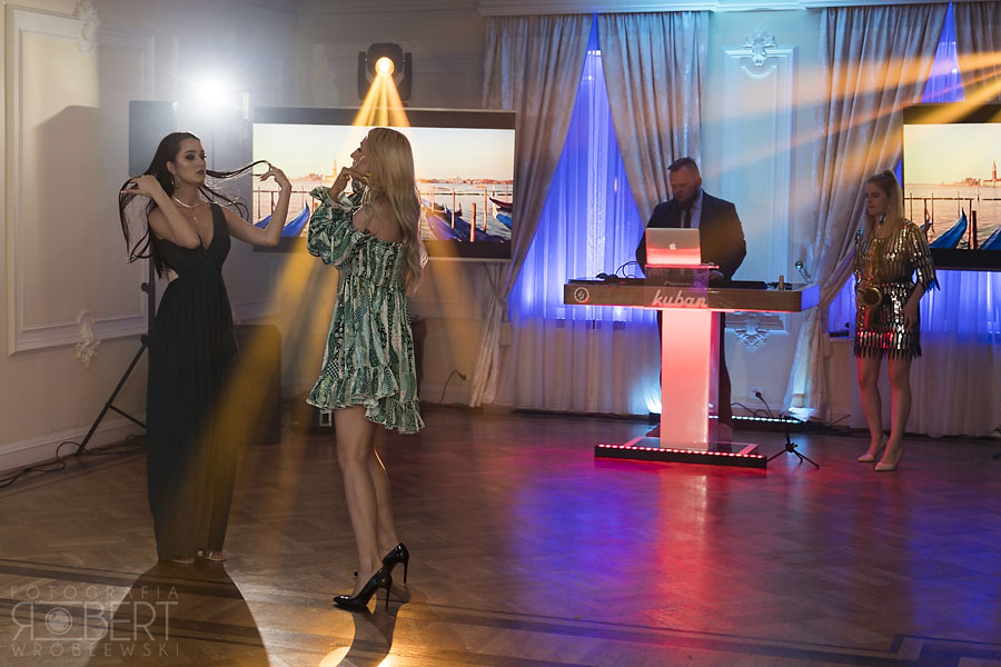 Zabawa gości z saksofonistką Nastyą Sax