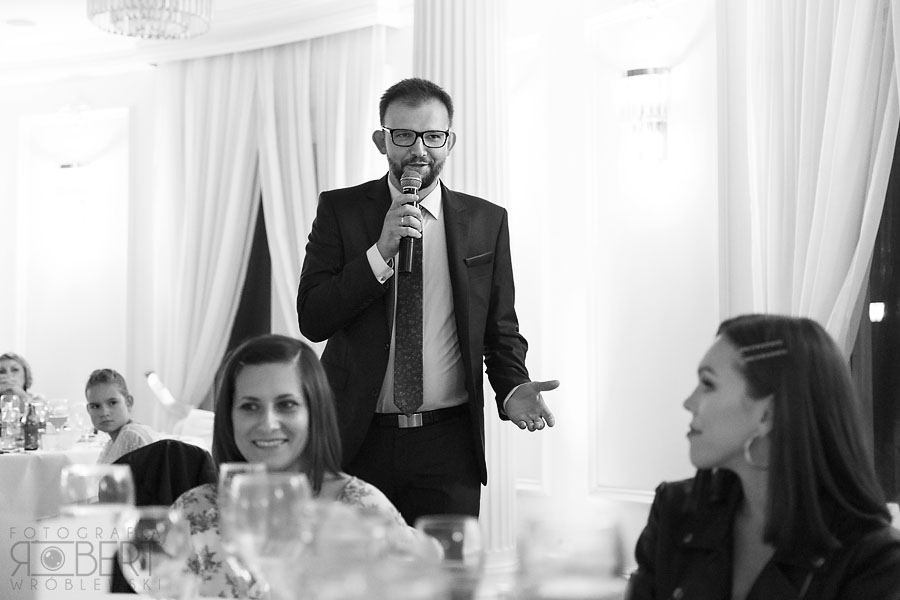 Świadek wygłasza przemówienie weselne