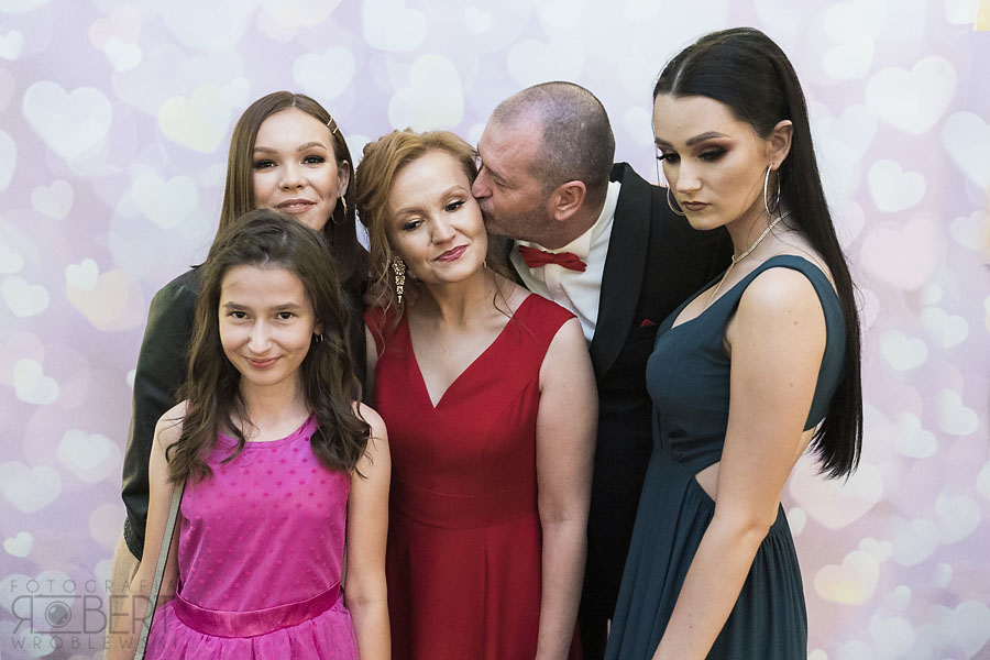 Pamiątkowe zdjęcie w fotobudce Magic Mirror na weselu