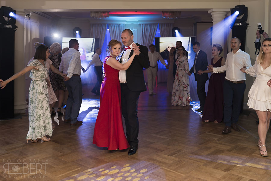 Asia i Romek w tłumie bawiących się gości