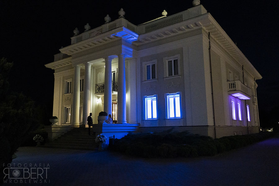 Klimatyczne zdjęcie Pałacyku Otrębusy po zmroku