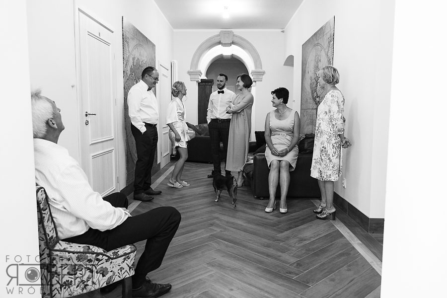 Sesja plenerowa o zachodzie słońca, Para Młoda na tle nieba