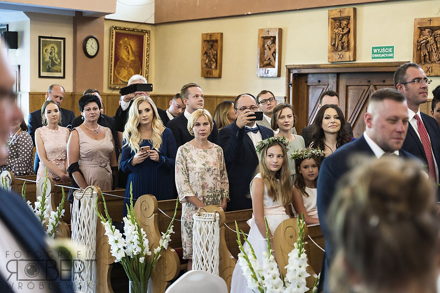 Pan Młody tańczy z gościem, ujęcie z zabawy