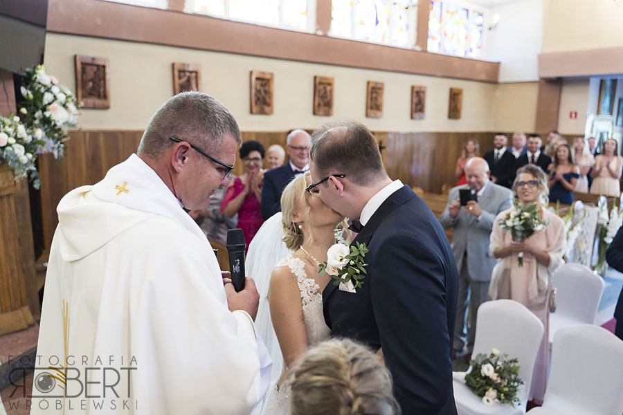 Para Młoda w otoczeniu gości, wesele w Pałacu