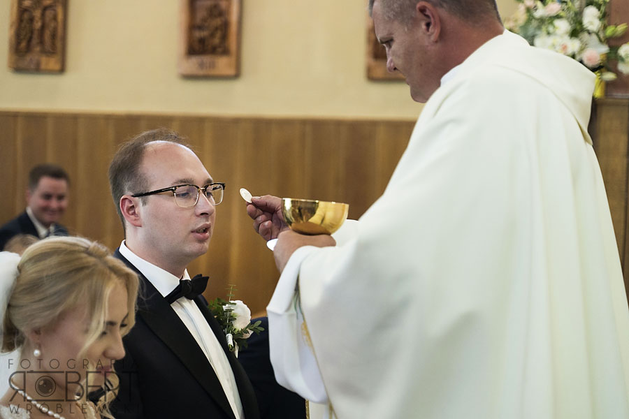 Goście i Pan Młody w zabawie