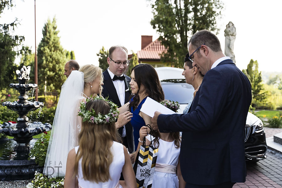 Radosny taniec Panny Młodej z druhnami