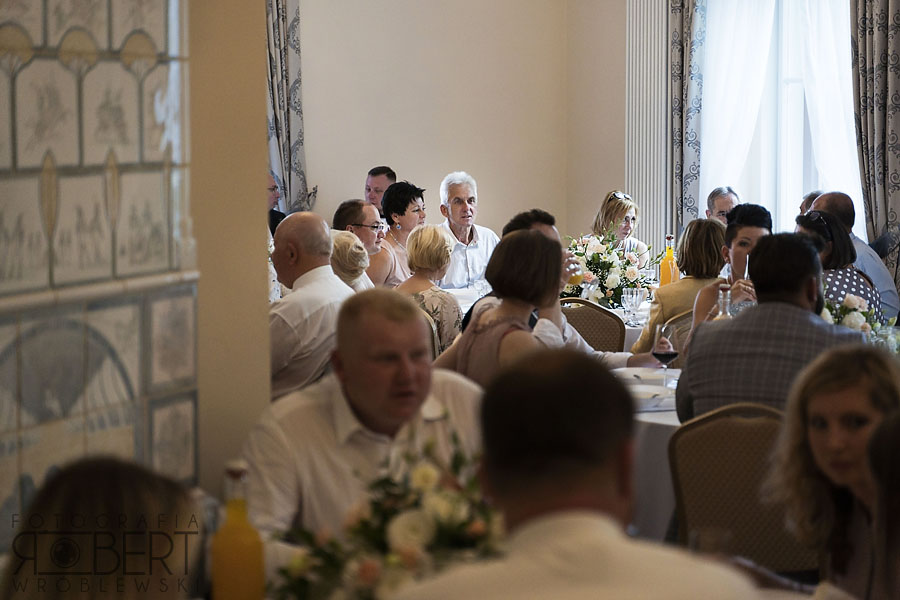 Radosny taniec gości, wesele w pałacowym stylu