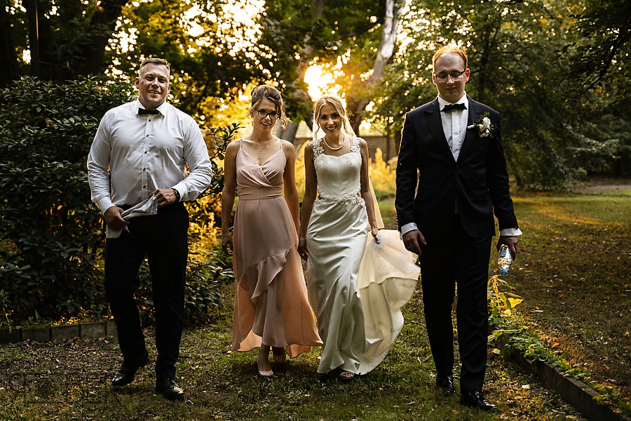 Radosny taniec gości, wesele Smoszewo