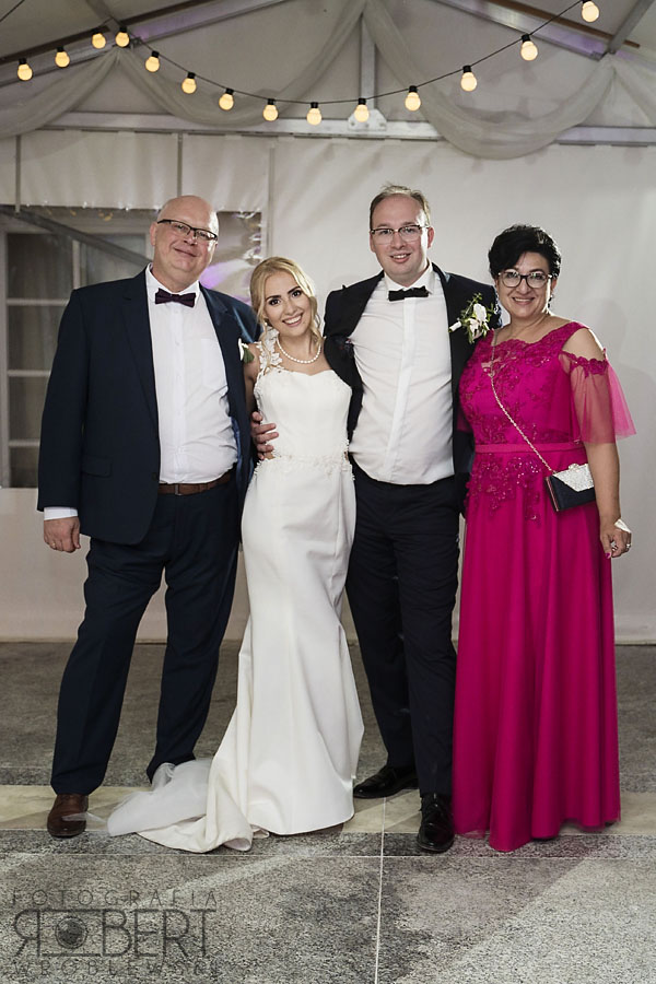 Portret Panny Młodej w sukni ślubnej, ujęcie pionowe