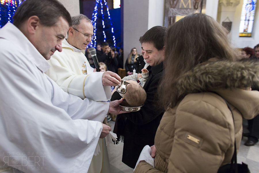 najważniejszy moment chrztu polewanie wodą święconą