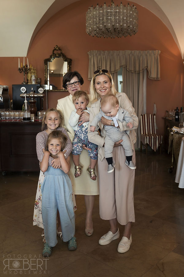 Babcia poprosiła o zdjęcie z wnukami Babcia poprosiła o zdjęcie z wnukami