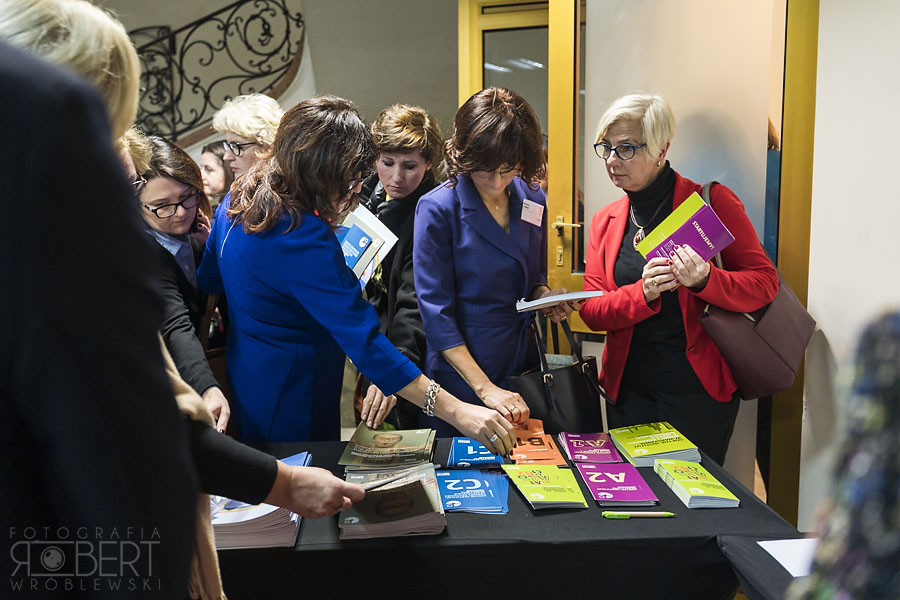 uczestnicy konferencji przeglądają broszurki uczestnicy konferencji przeglądają broszurki