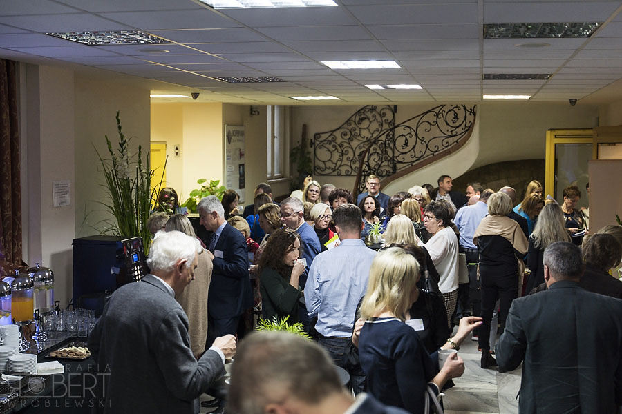 rozmowy w kuluarach w przerwie w konferencji rozmowy w kuluarach w przerwie w konferencji