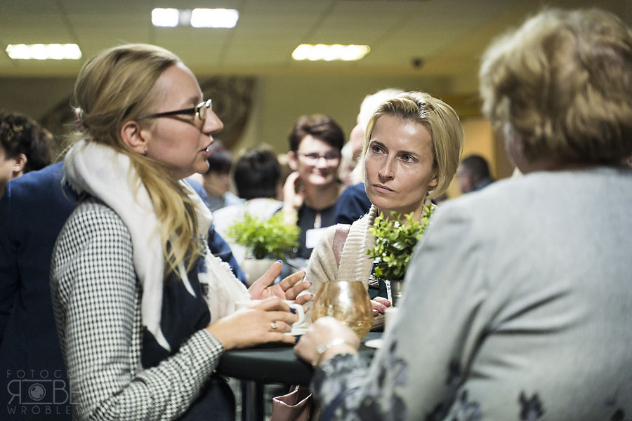 wymiana poglądów w czasie przerwy w konferencji wymiana poglądów w czasie przerwy w konferencji