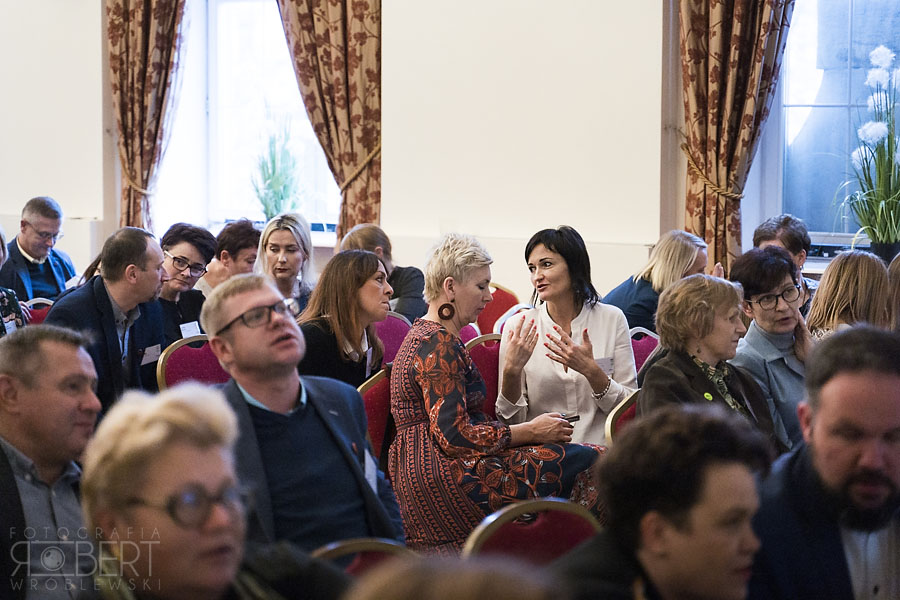 uczestnicy konferencji pochłonięci dyskusjami uczestnicy konferencji pochłonięci dyskusjami