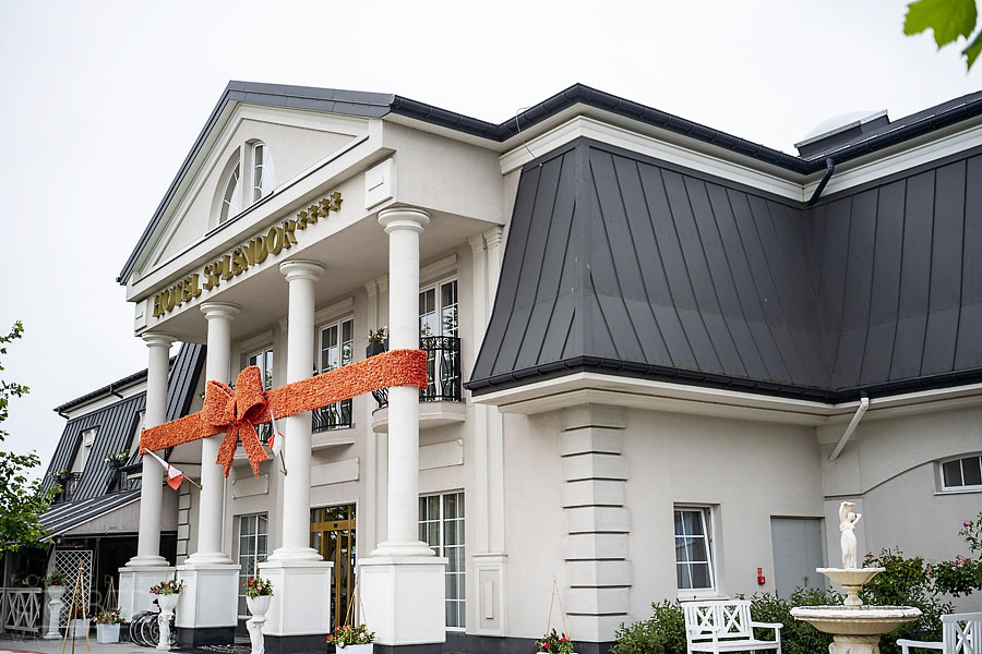 Elegancko nakryte stoły w sali weselnej Hotelu Splendor