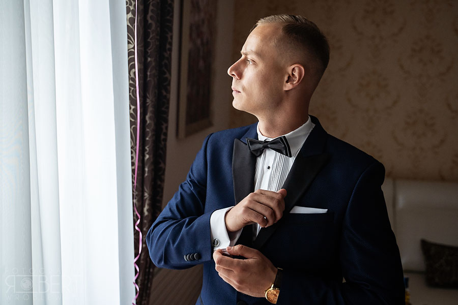 Maciej spogląda z miłością na Beatę pod kościołem