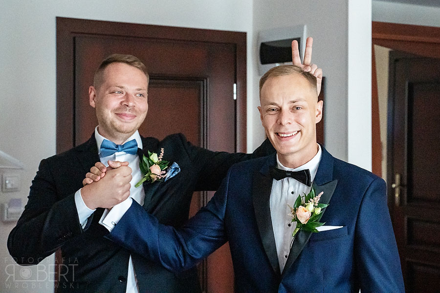 Radość Beaty i Macieja po zawarciu związku małżeńskiego