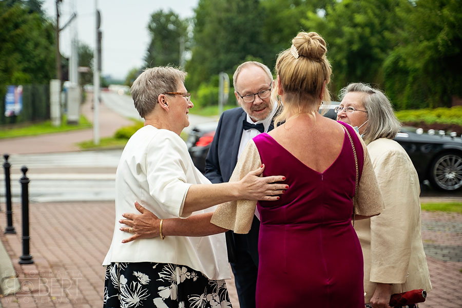 Nowożeńcy w tłumie gości na parkiecie