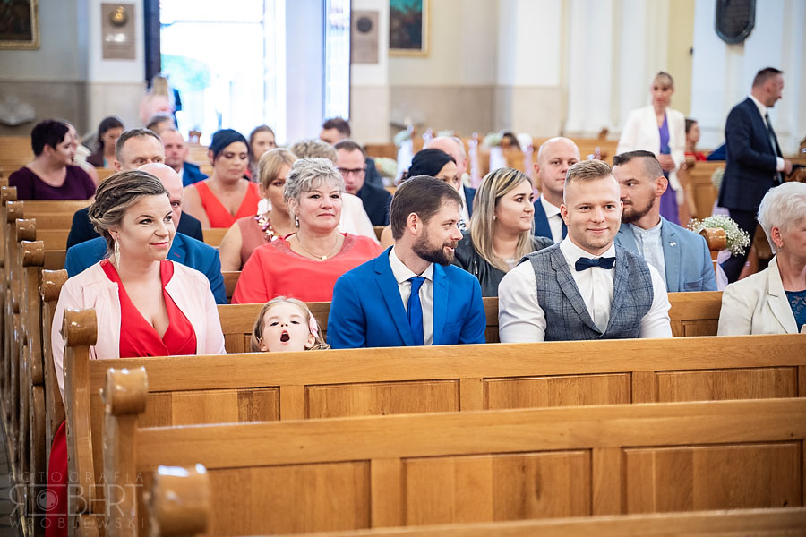 Goście tańczą w kółku na weselu w Babicach