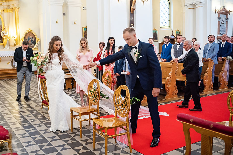 Śmiech pary młodej podczas gier weselnych