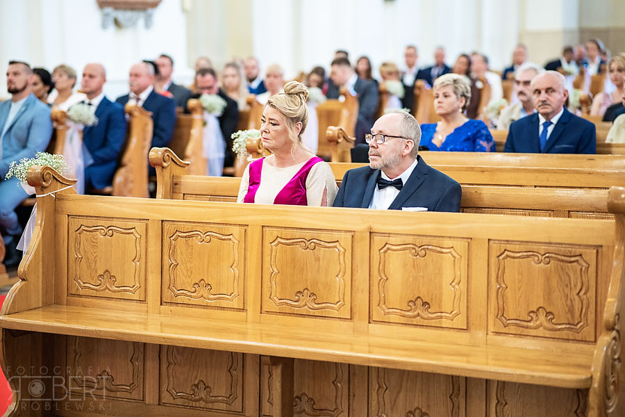 Toast i śmiech gości weselnych