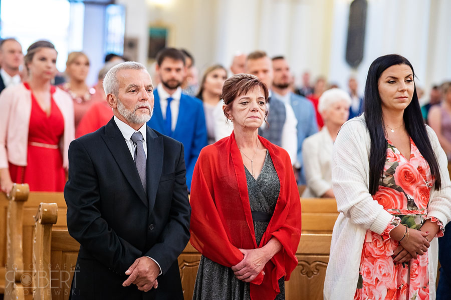 Nowożeńcy tańczą wtuleni w siebie
