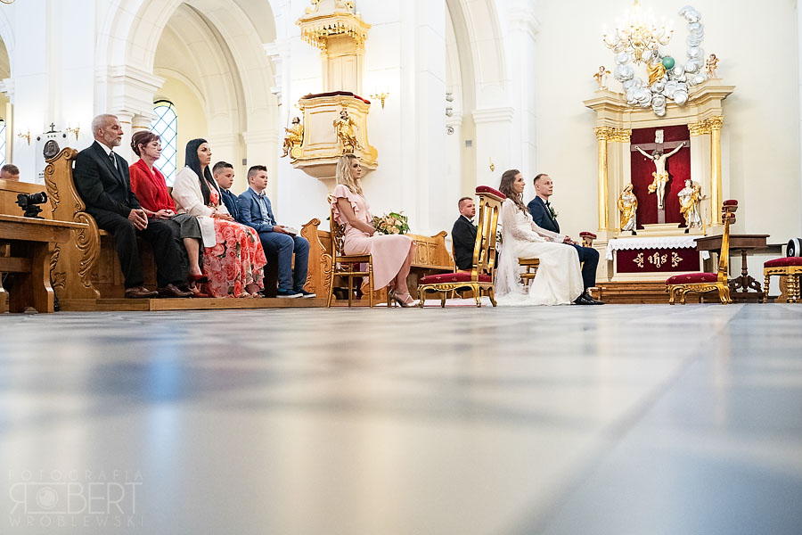 Czuły gest pary młodej w parku