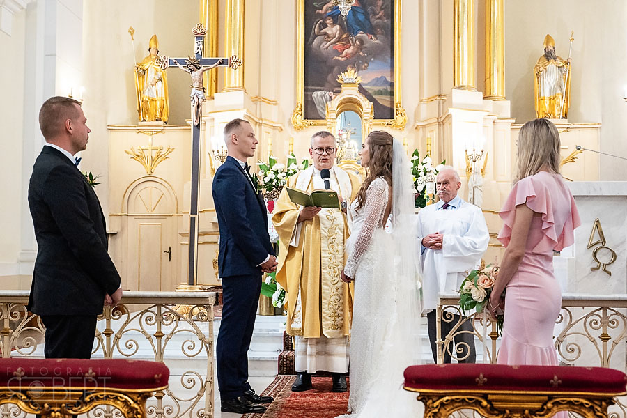 Spacer pary młodej alejkami Łazienek Królewskich