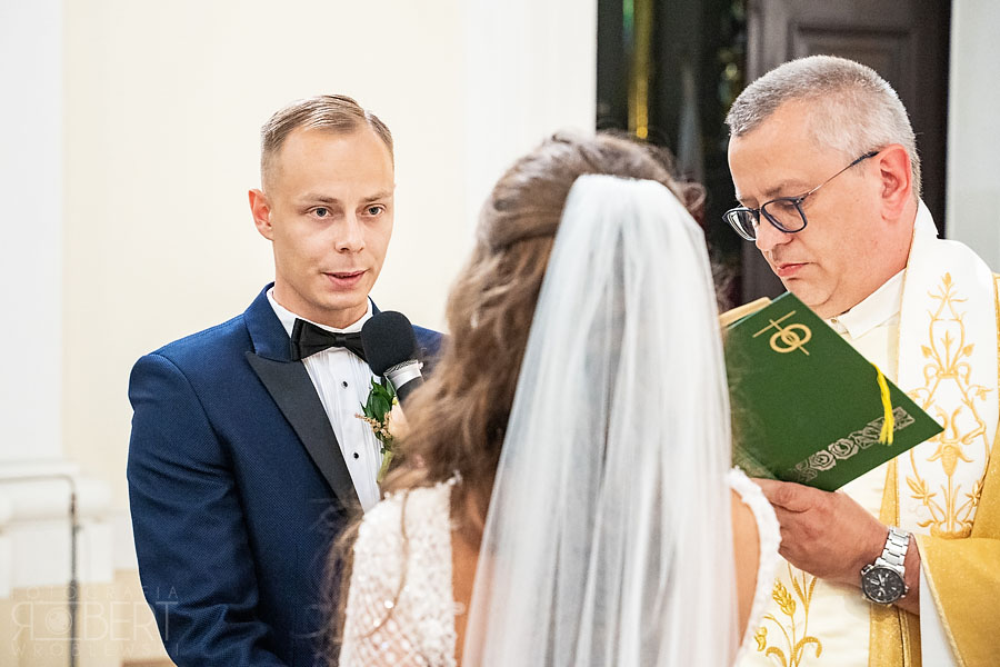 Beata i Maciej idą przez park trzymając się za ręce