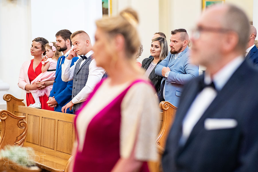 Detale: dłonie nowożeńców i obrączki