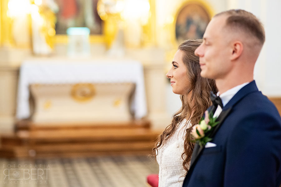 Ciepłe światło zachodzącego słońca na twarzach pary