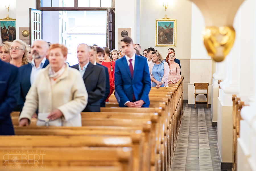Beata i Maciej na tle jesiennych drzew