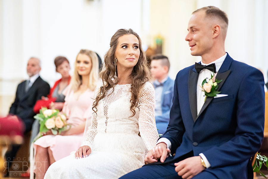 Para młoda wtulona w siebie podczas sesji
